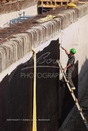 Image du Maroc Professionnelle de  Travaux d’étanchéité d'un ouvrage d'art qui surplombera la route Nationale N° 1 dans le but du prolongement de l'autoroute A1: Sidi El Yamani - Asilah, Lundi 10 septembre 2001. (Photo / Abdeljalil Bounhar)